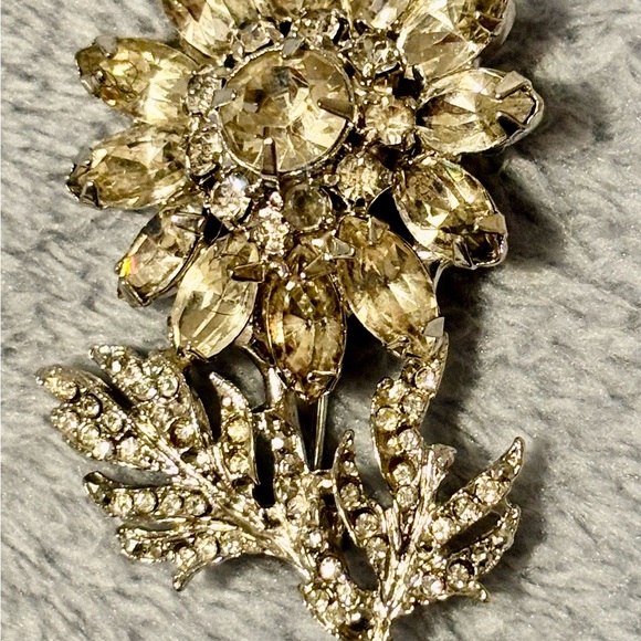 Unsigned Vintage Silver tone flower Brooch with Rhinestones - Picture 6 of 16